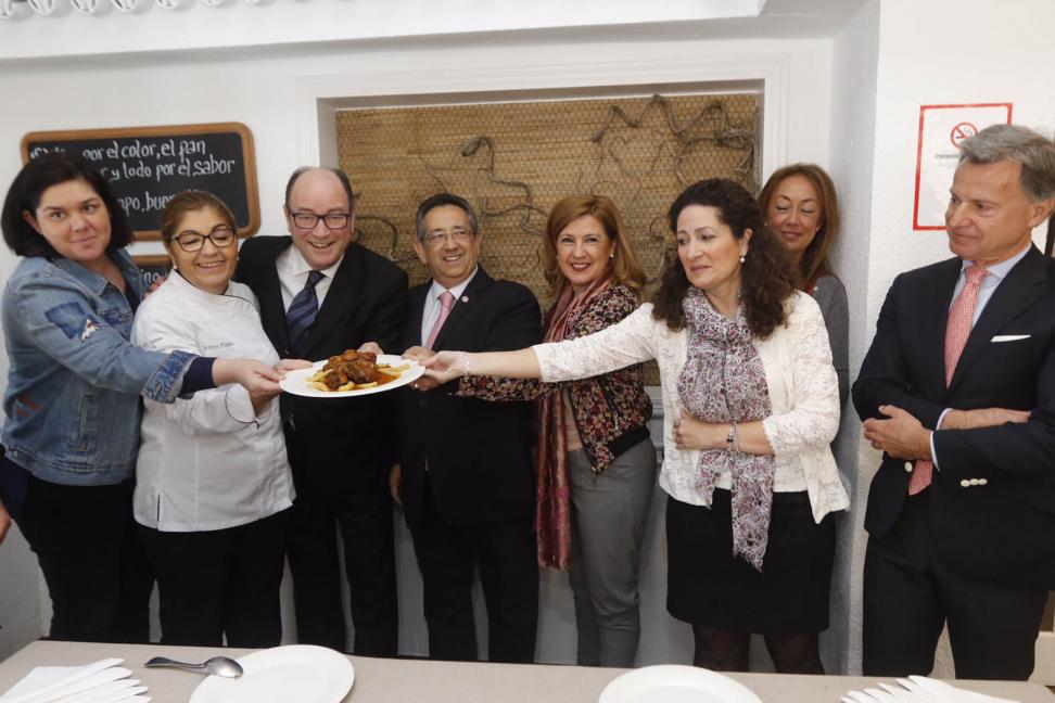 La Cofradía del Rabo de Toro cordobés elige la receta oficial de este plato