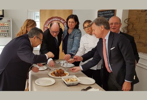 La Cofradía del Rabo de Toro prueba su receta oficial en La Taberna de Almodóvar