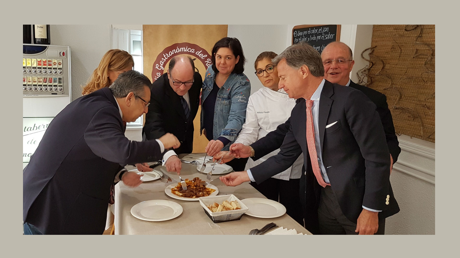 La Cofradía del Rabo de Toro prueba su receta oficial en La Taberna de Almodóvar